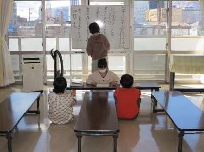 R7.2.22　２月子ども会・ひな人形飾り付け